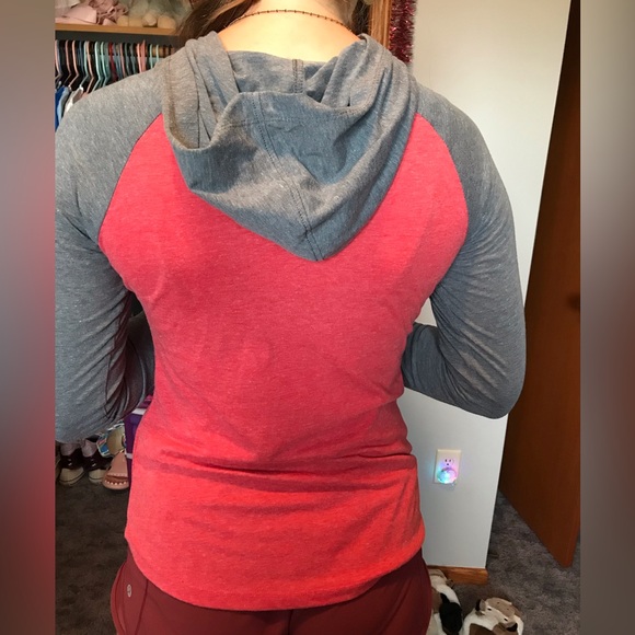 University of Wisconsin - Madison UW Badgers Hooded Long Sleeve Shirt - Picture 3 of 5